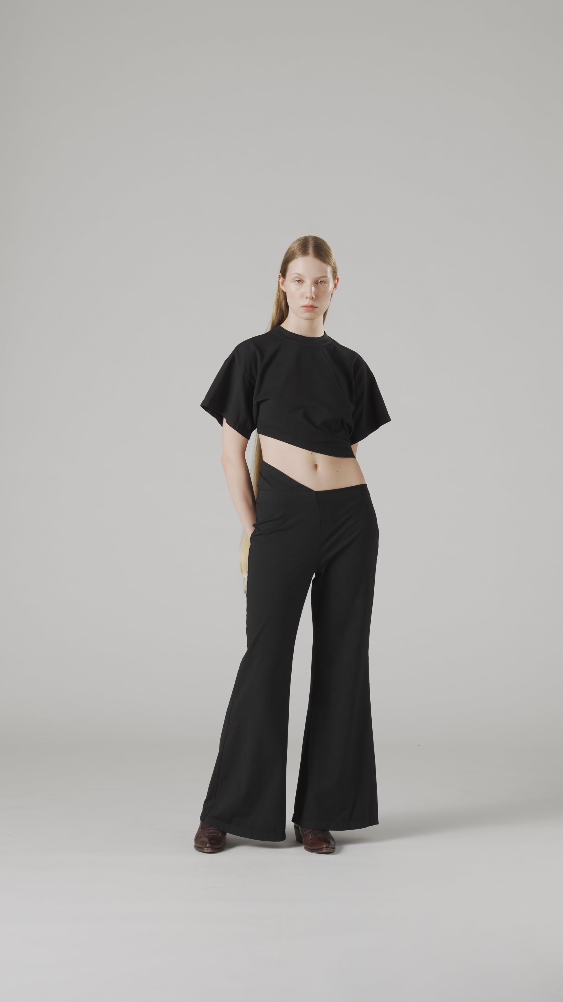 Black crop total look with modal